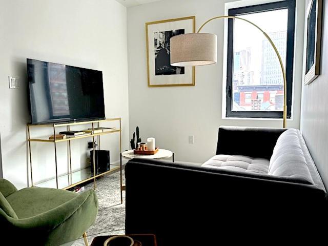 Huge Modern 2 Bedroom In Little Italy *