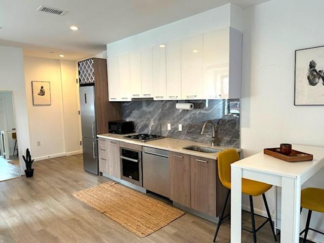 Apartment Huge Modern 2 Bedroom In Little Italy *