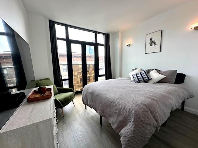 Huge Modern 2 Bedroom In Little Italy Apartment