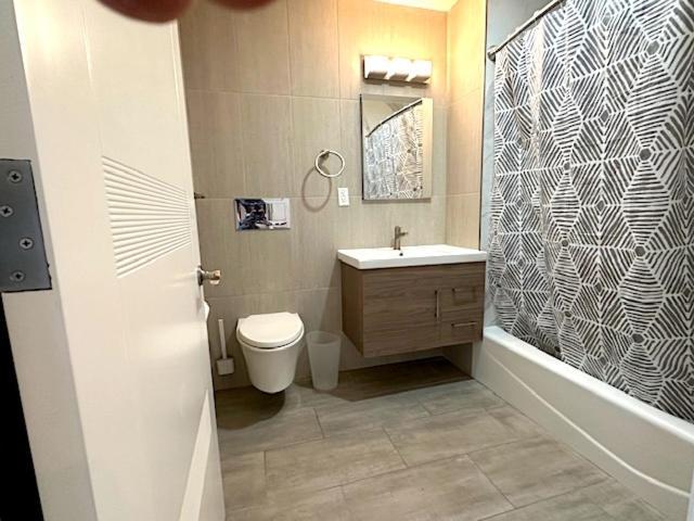 Huge Modern 2 Bedroom In Little Italy *